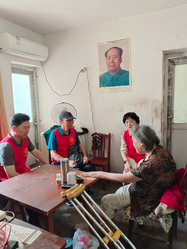 8月23日，市僑聯(lián)赴龍山港社區(qū)慰問殘疾老人陽彩云.jpg